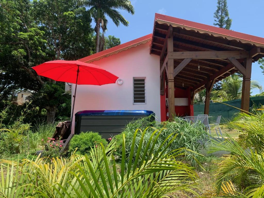 哥西尔Ô TI JACKO的房屋前的红伞