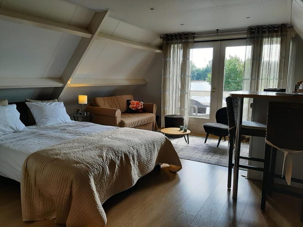 GiessenburgIn de Wolken的一间卧室设有一张床和一间客厅。
