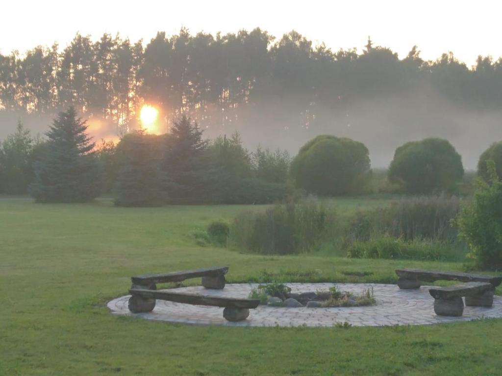 (( Strēli ))Līčupes的公园长凳,在地里,日落在背后