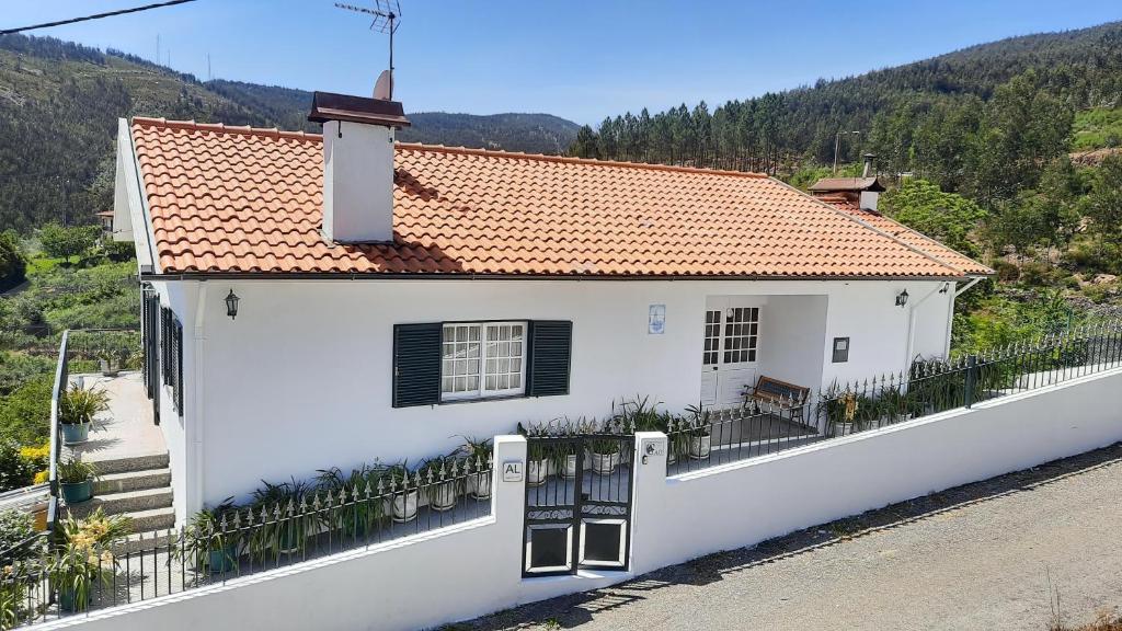 阿鲁卡Casa de Vilarinho的前面有栅栏的白色房子