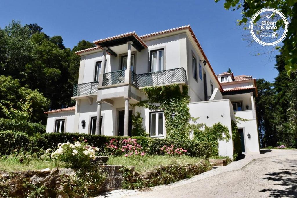 辛特拉Eighteen21 Houses - Quinta Velha的旁边是常春藤的白色房子