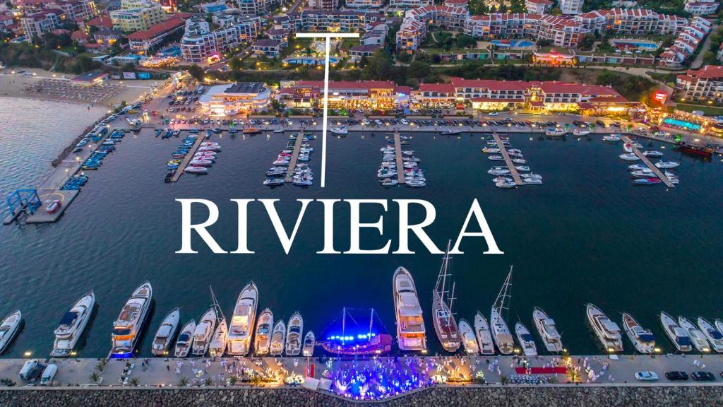 圣弗拉斯Riviera Complex 6的海港的空中景色,水中有船只