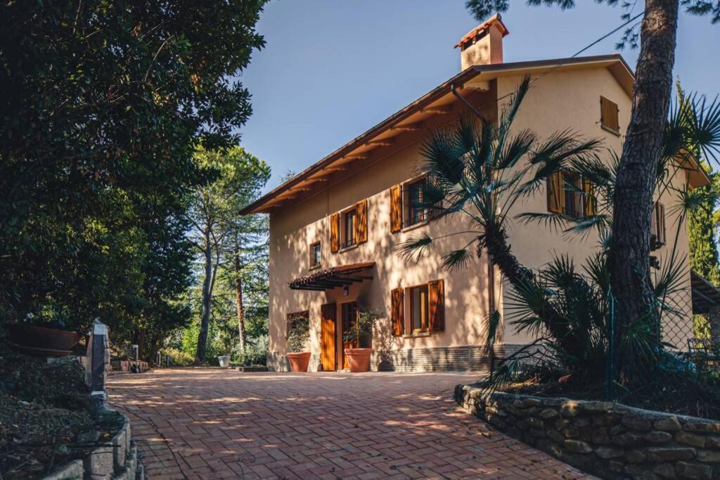 法诺Villa Monte Illuminato的前面有砖瓦车道的房子
