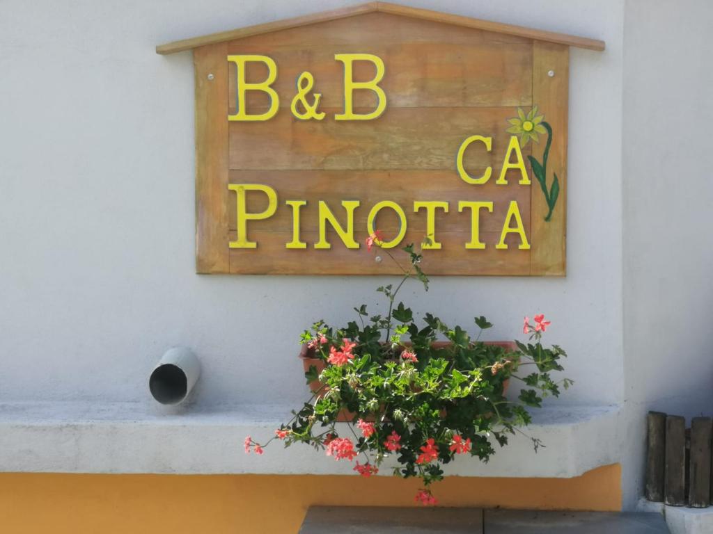 MiazzinaCà Pinotta的植物建筑的一侧的标志