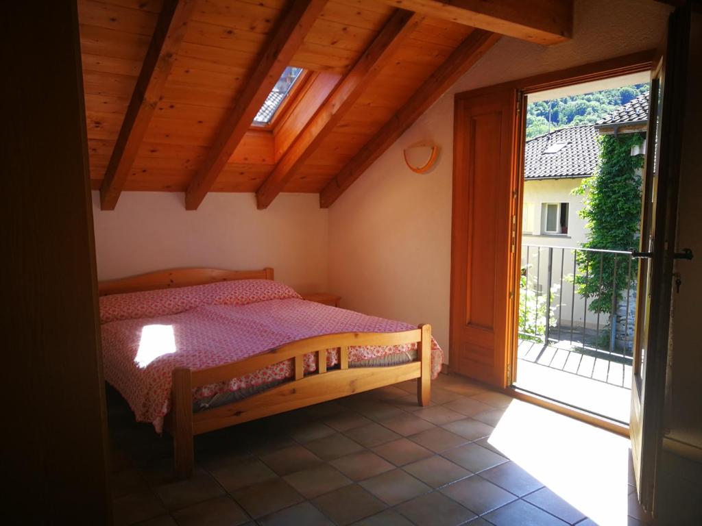 马贾Rustico Il Pardo的一间卧室设有一张床和一个大窗户