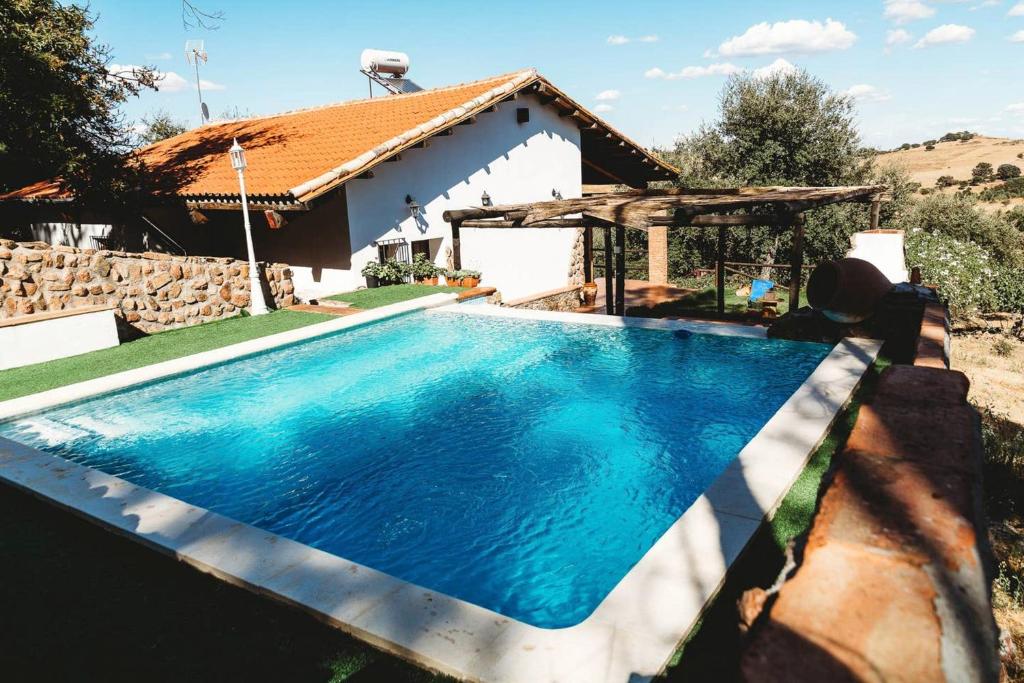 3 bedrooms villa with private pool enclosed garden and wifi at Monesterio内部或周边的泳池
