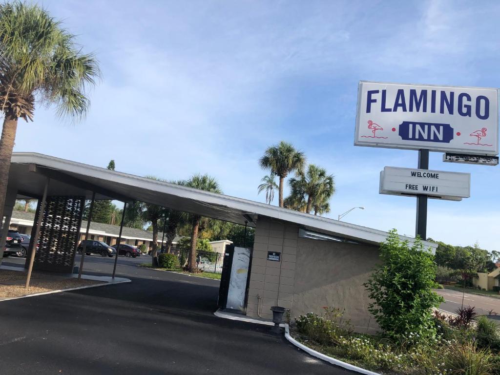 萨拉索塔Flamingo Inn的火烈鸟旅馆标志的加油站