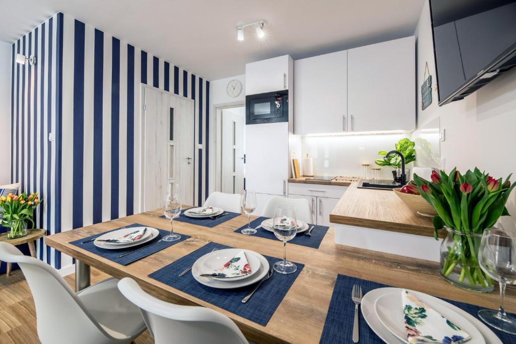 波德贝Apartament 12B Blue Marine Poddąbie的用餐室以及带桌椅的厨房。