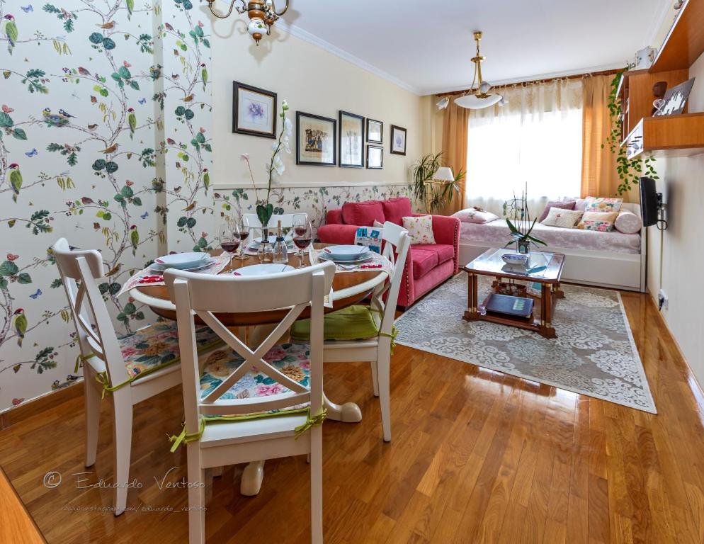 诺雅Noia Compostellae. Wifi的客厅配有桌子和粉红色的沙发