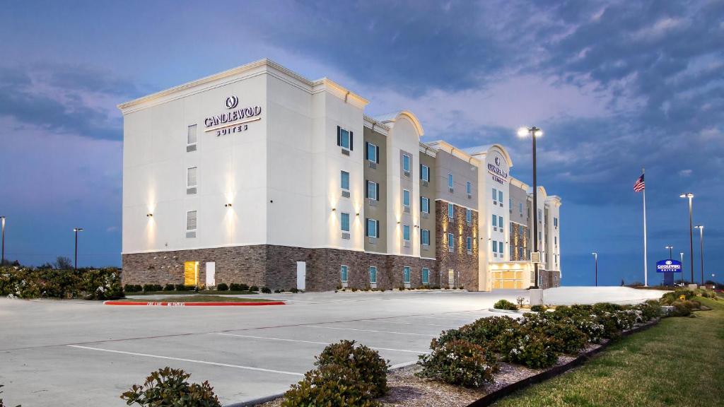 韦科Candlewood Suites Waco, an IHG Hotel的酒店大楼前面设有停车场