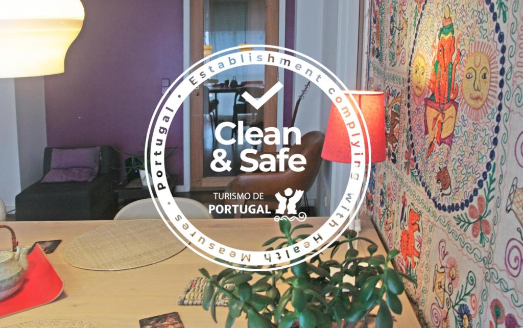 马托西纽什Apartamento Independente Praia & Porto - Limpo e Seguro的圆镜子,桌子上带有读写干净安全标志的圆镜子