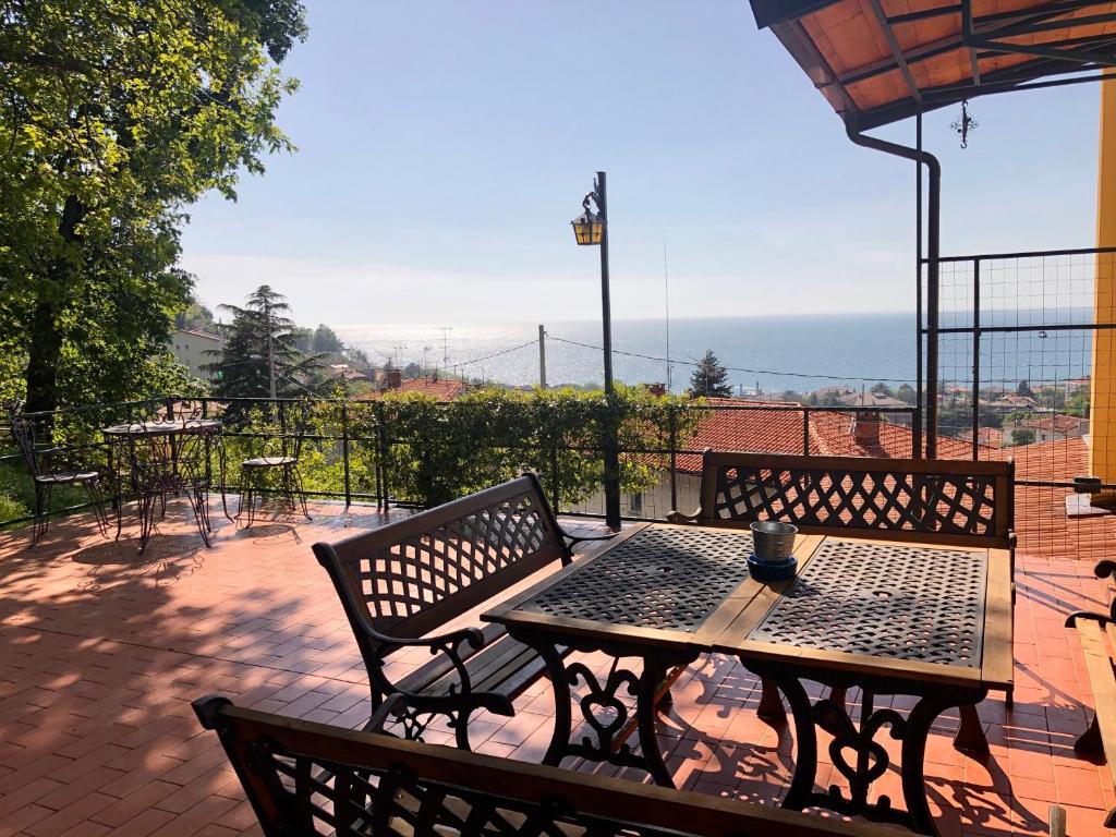 的里雅斯特ESPERIA casa vacanza的海景露台配有桌椅
