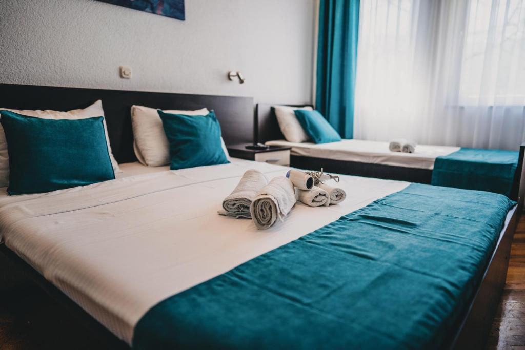 奥赫里德Villa Stefano的酒店客房 - 带两张床和毛巾