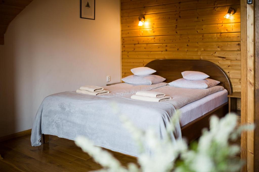 斯梅瑞克Niemczukówka 2 - Smerek的一间卧室配有带白色床单和枕头的床。