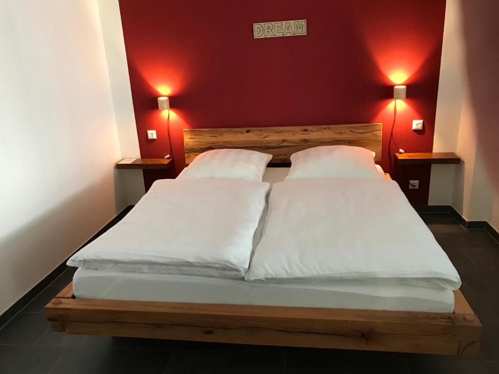 弗莱堡Bobbele Freiburg Zentrum的红色墙壁客房的两张床