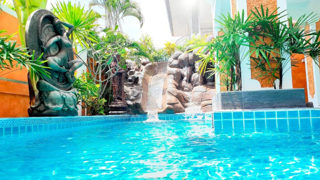 南芭堤雅JOOPLAND Luxury Pool Villa Pattaya Walking Street 6 Bedrooms的一座带喷泉的游泳池