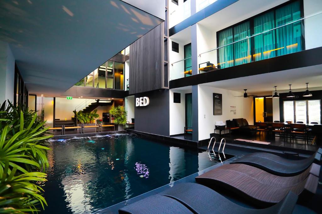 清迈清迈门贝德酒店 - 仅限成人的房屋中间的游泳池
