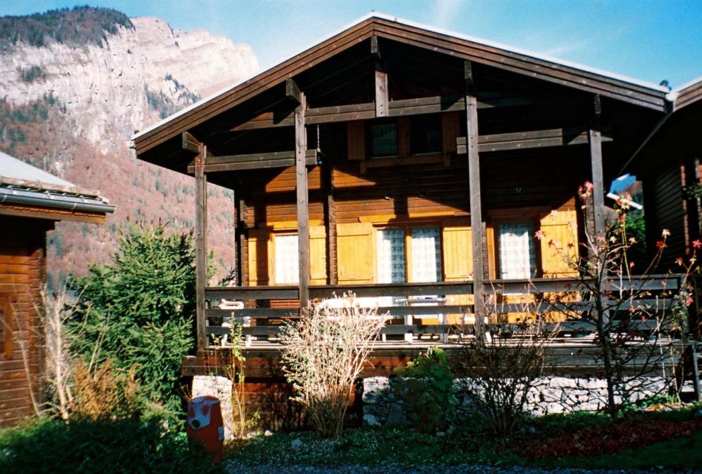 西克斯特Chalet de 2 chambres avec terrasse amenagee a Sixt Fer a Cheval的一座山地木屋