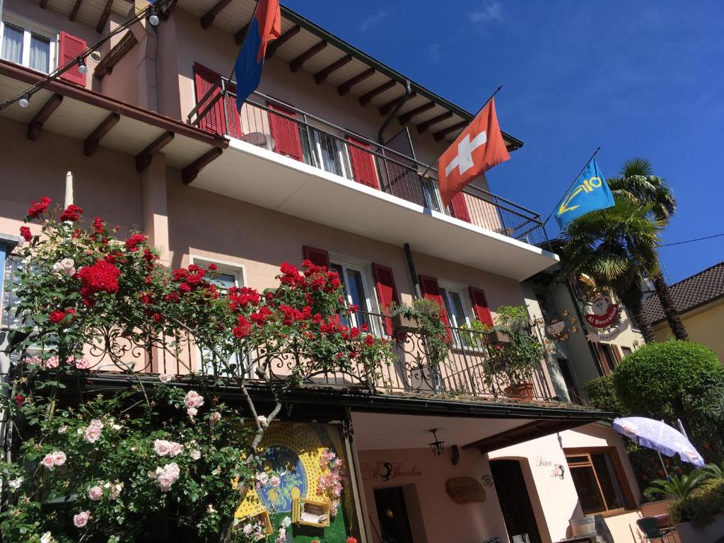 梅利德博卡里诺住宿加早餐旅馆的一座带国旗阳台的建筑