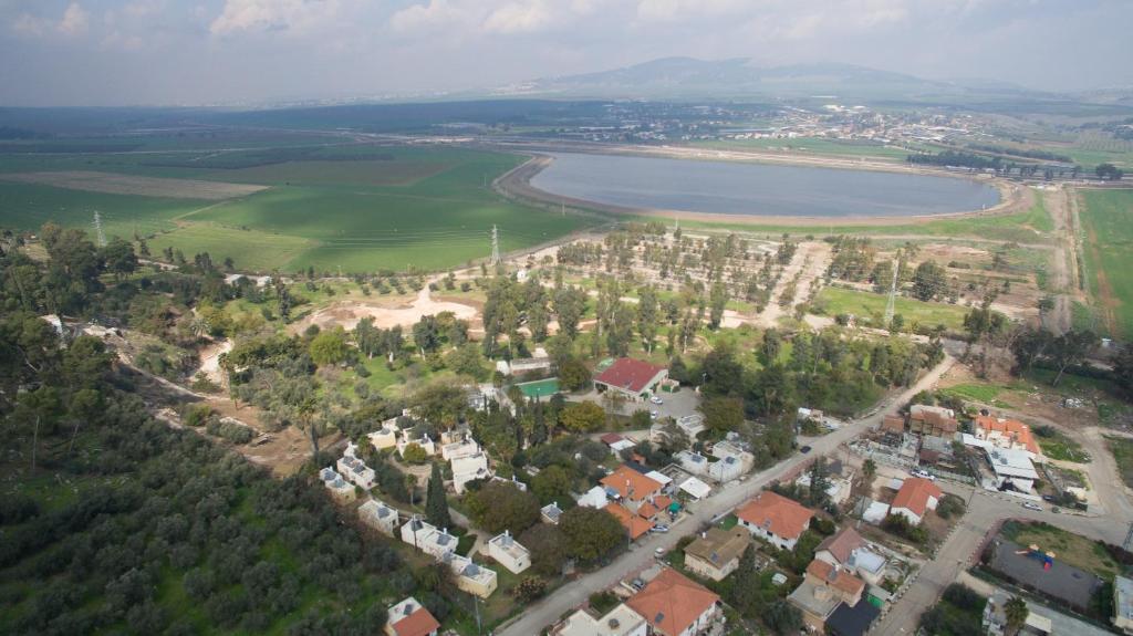 Gid‘onaHI - Maayan Harod Hostel的享有城市和湖泊的空中景致