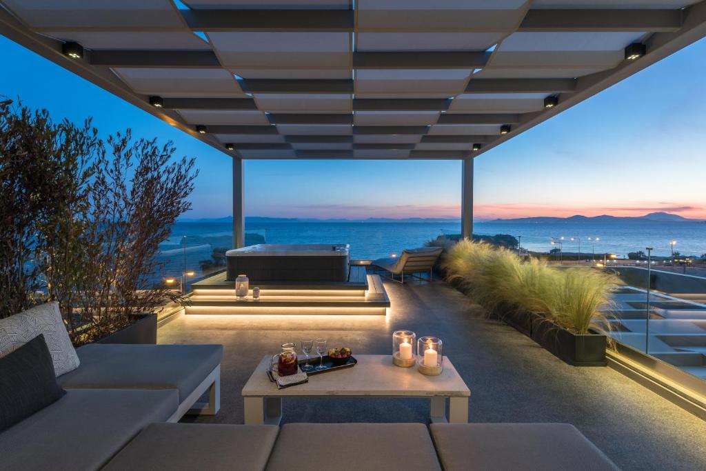 雅典Urban Suites的一个带桌子的海景庭院