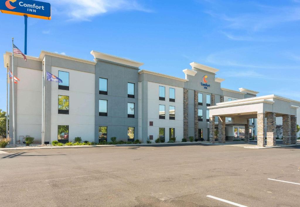 格罗夫城Comfort Inn Grove City - Columbus South的停车场酒店 ⁇ 染