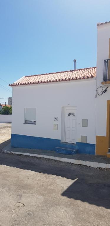 莫朗Casa o Cantinho的两扇门的白色和蓝色建筑