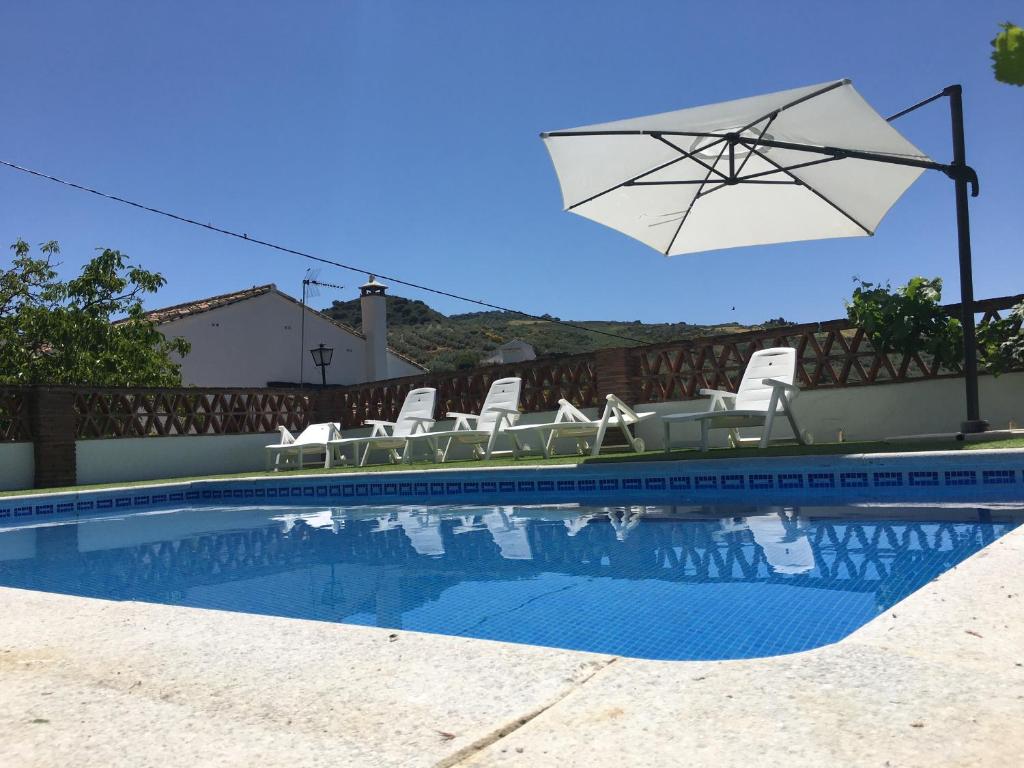 佩里那CASA DE LOS ALAMOS的一个带椅子和遮阳伞的游泳池