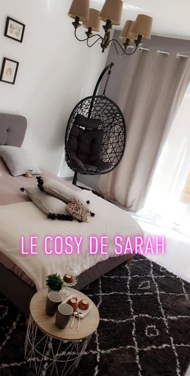 Bordeaux-Saint-ClairLe cosy de sarah的一间卧室配有一张带桌子和椅子的床