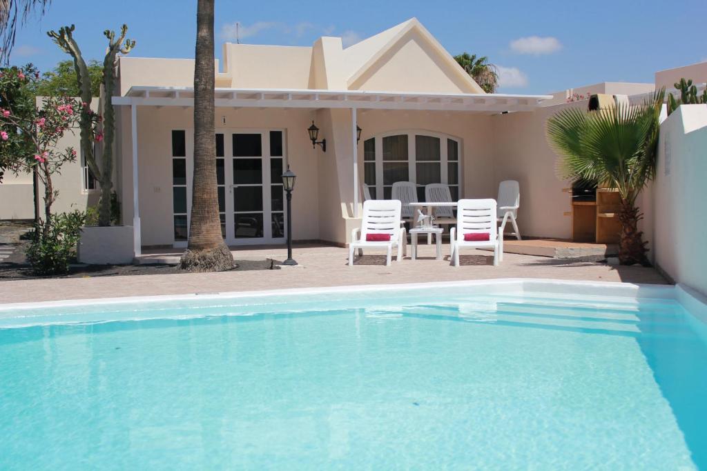 Villa Mar Azul Suite内部或周边的泳池