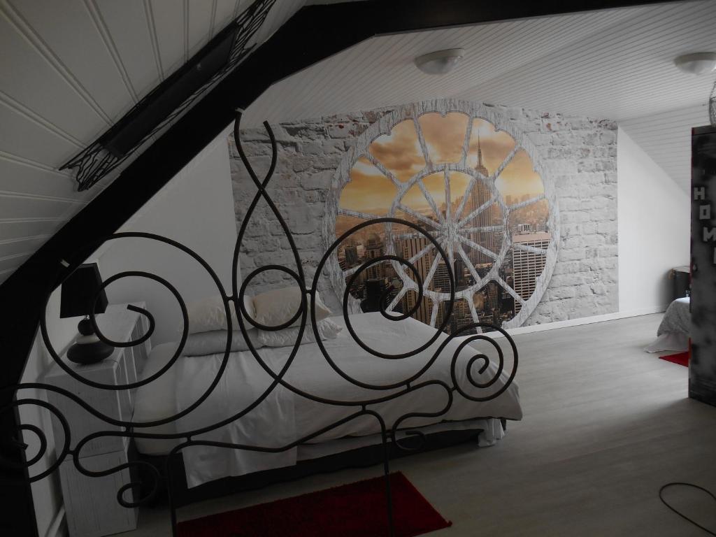 博韦奥尼德度迪尔酒店的楼梯,房间有铁艺栏杆