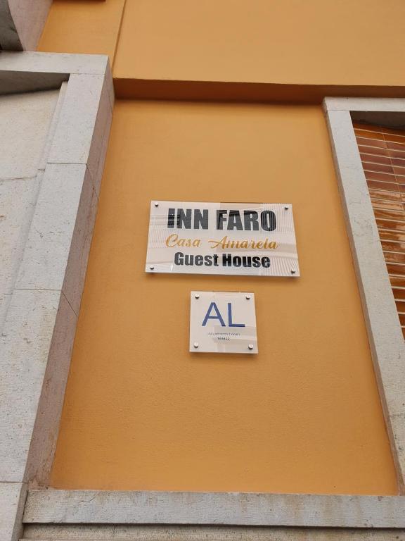 法鲁Inn Faro - Casa Amarela - Guest House的大楼一侧的埃米拉托旅馆标志