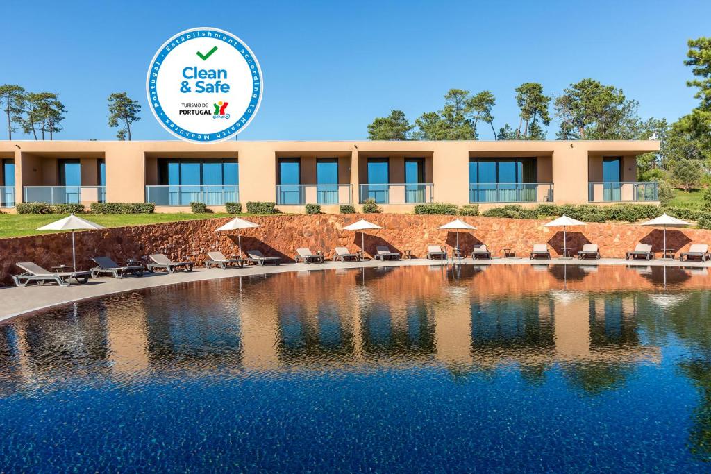 波尔蒂芒NAU Morgado Golf & Country Club的享有Dean酒店和姐妹酒店的游泳池景致