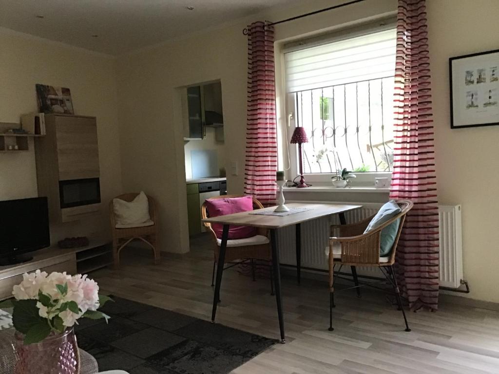 吕格德Ferienwohnung Holland 5a的客厅配有桌椅和窗户。