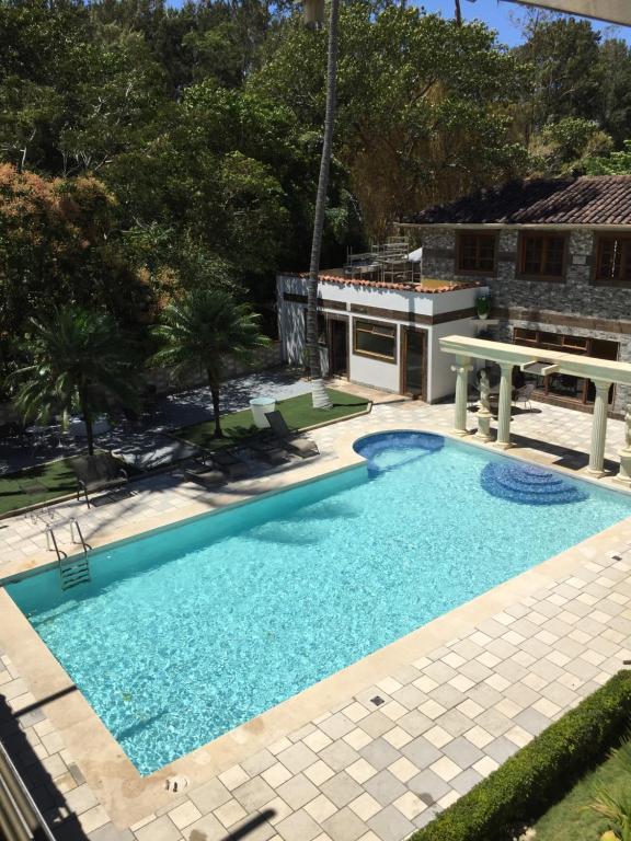 圣何塞圣何塞机场哥斯达黎加高尔夫酒店的享有庭院游泳池的顶部景色