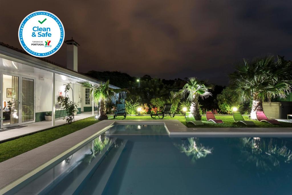 拉戈阿圣巴巴拉金塔公寓式酒店的夜间带游泳池的别墅