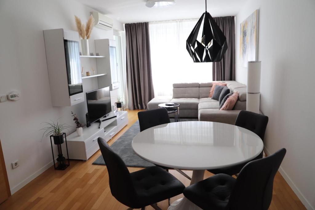 萨格勒布Apartment Queen的白色的客厅配有桌椅