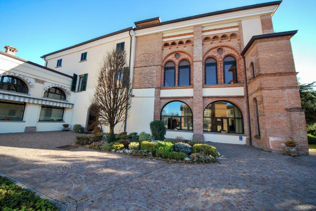 Cazzago San Martino欧雷布中心圣玛丽亚德尔阿尔科度假屋的一座带庭院的大型砖砌建筑