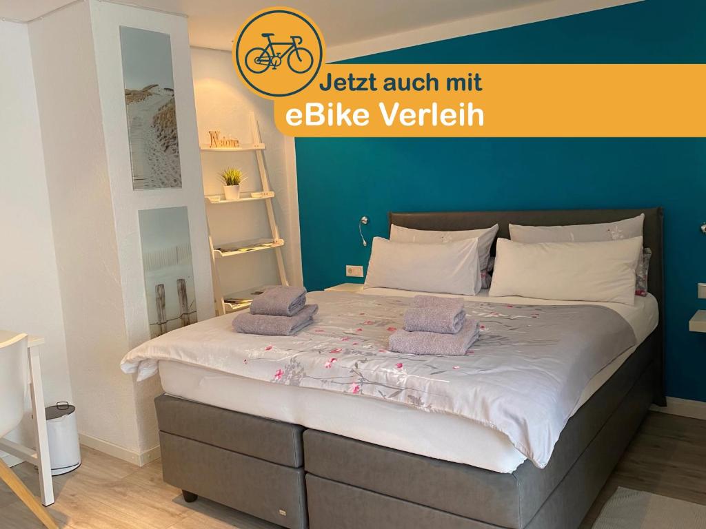 施魏根-雷希滕巴赫Ferienwohnung Familie Seuferle的一间卧室设有一张蓝色墙壁的大床