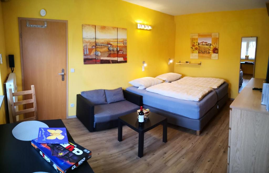 柏林Havelapartments的一间卧室配有一张床、一张沙发和一张桌子