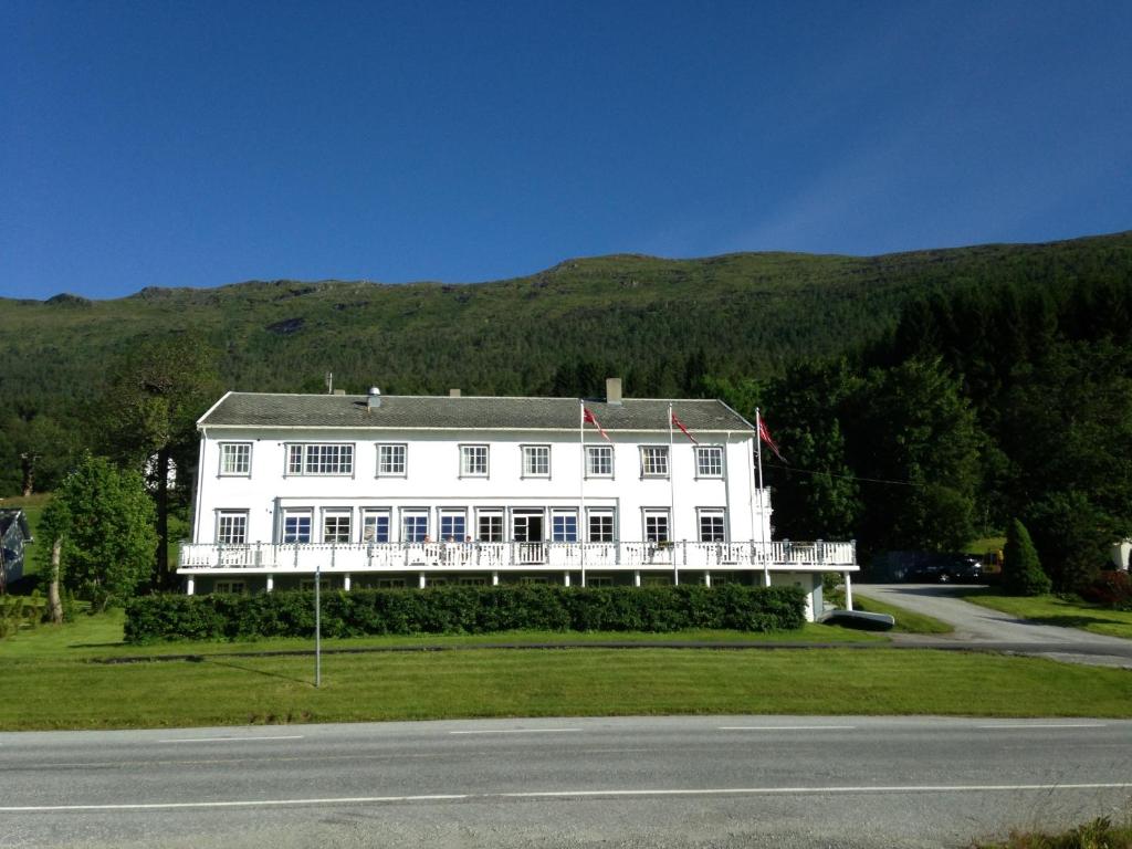 EidsvågEidsvåg Fjordhotell的路边的白色大房子