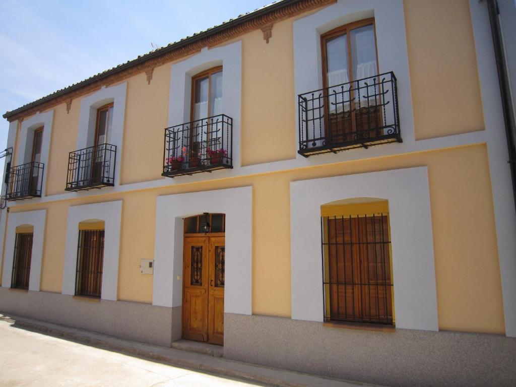 ChatúnLa Cantina de Daniel的一座带三扇门和两个阳台的建筑