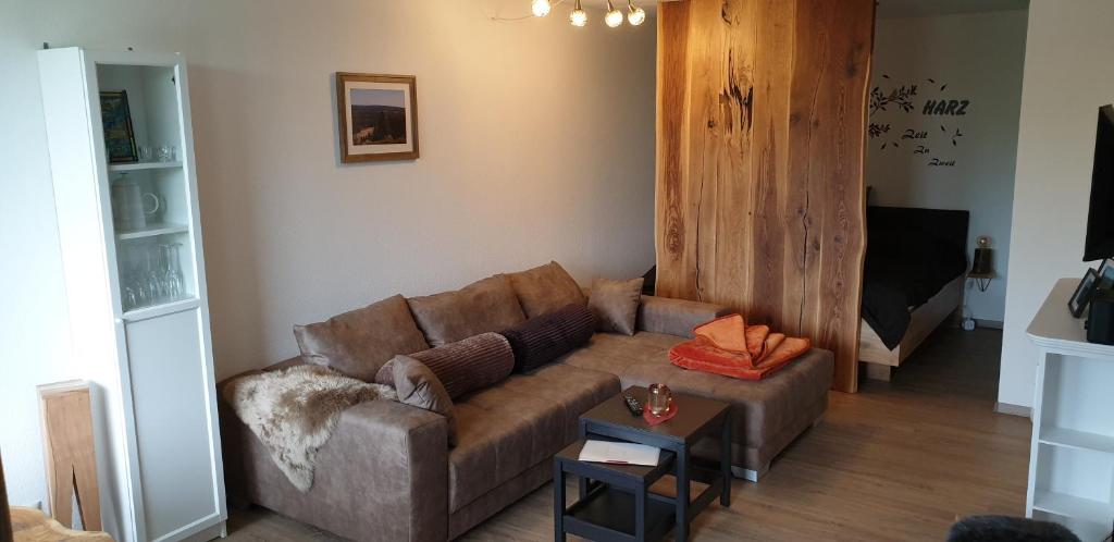 阿尔特瑙Harz Zeit的客厅配有棕色沙发和桌子