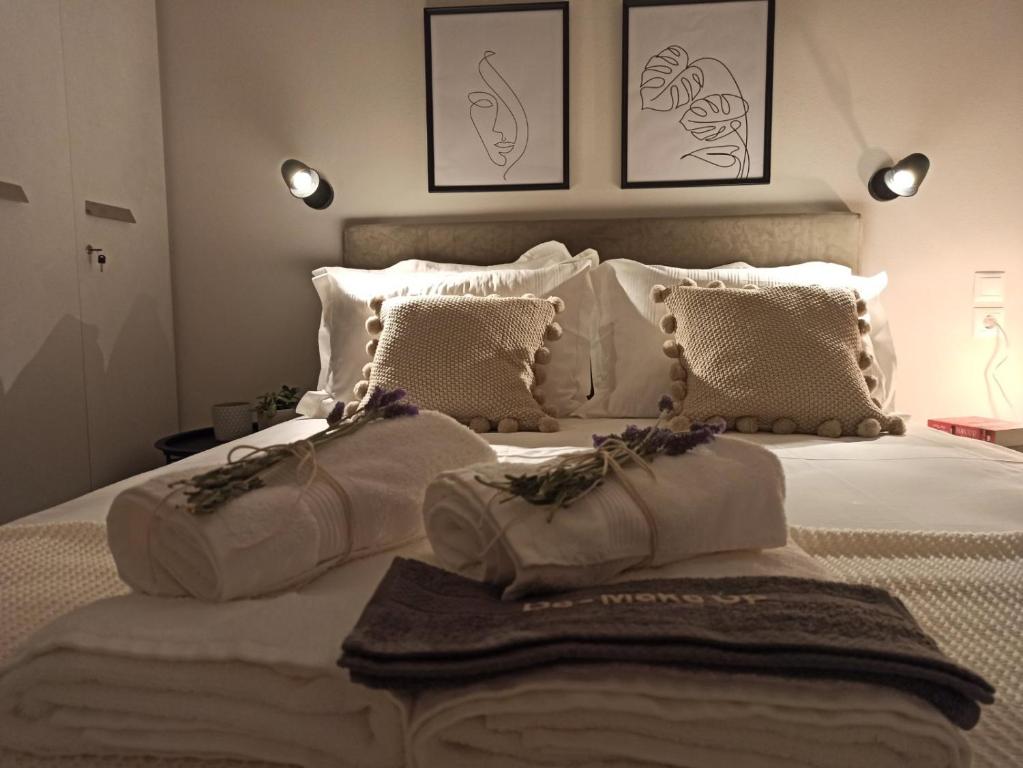 沃洛斯Stylish Ground Floor Maisonette的一间卧室配有带毛巾的床
