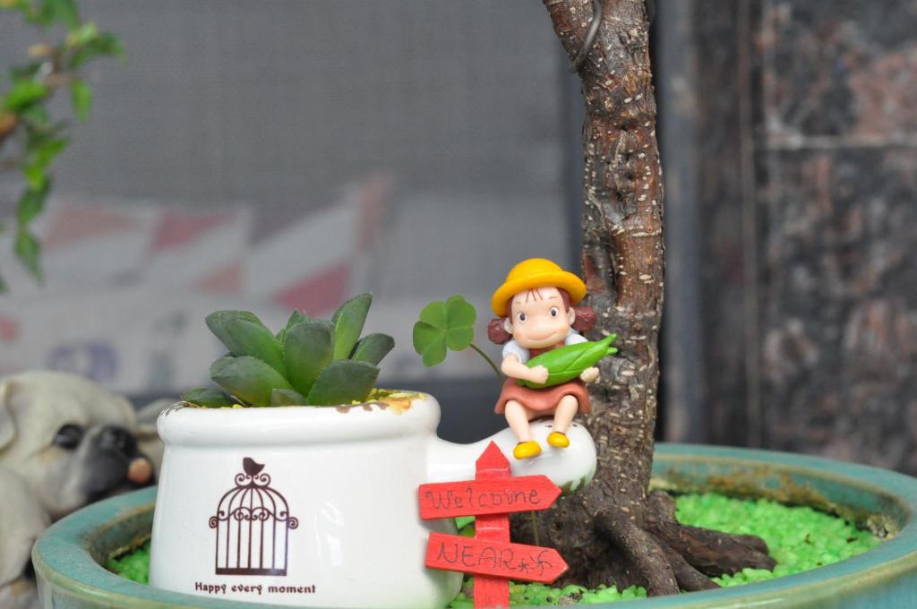 花莲市NEAR民宿 的坐在植物上的小孩的微小形象