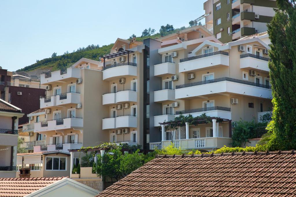 布德瓦Villa Ljubanovic的一座位于山前的大型公寓楼