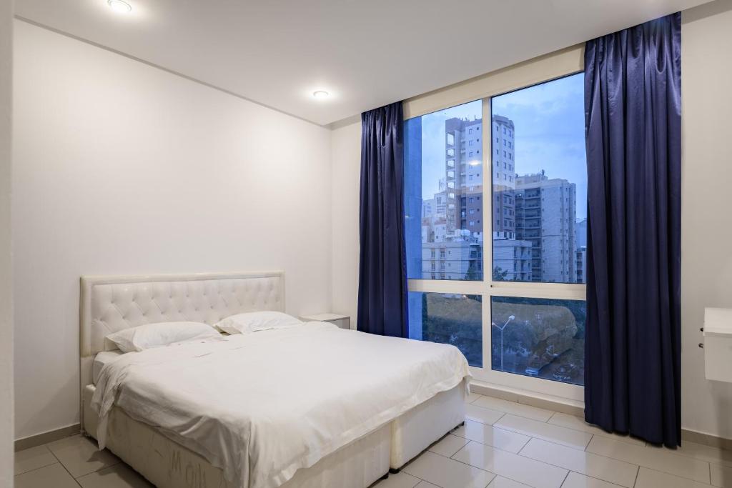 科威特Code Housing - Salmiya-Family only的一间卧室设有一张床和一个大窗户
