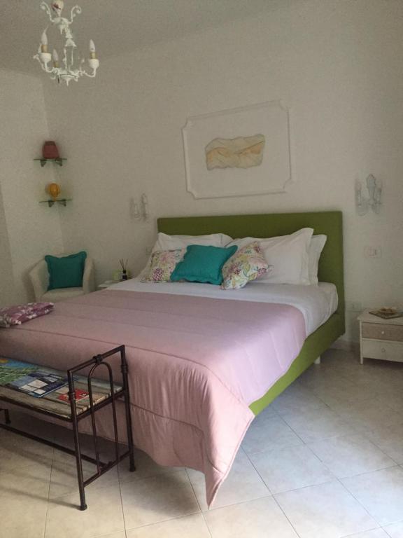 圣安吉洛Sorrento Penthouse Suites的一间卧室配有一张大床和绿色床头板