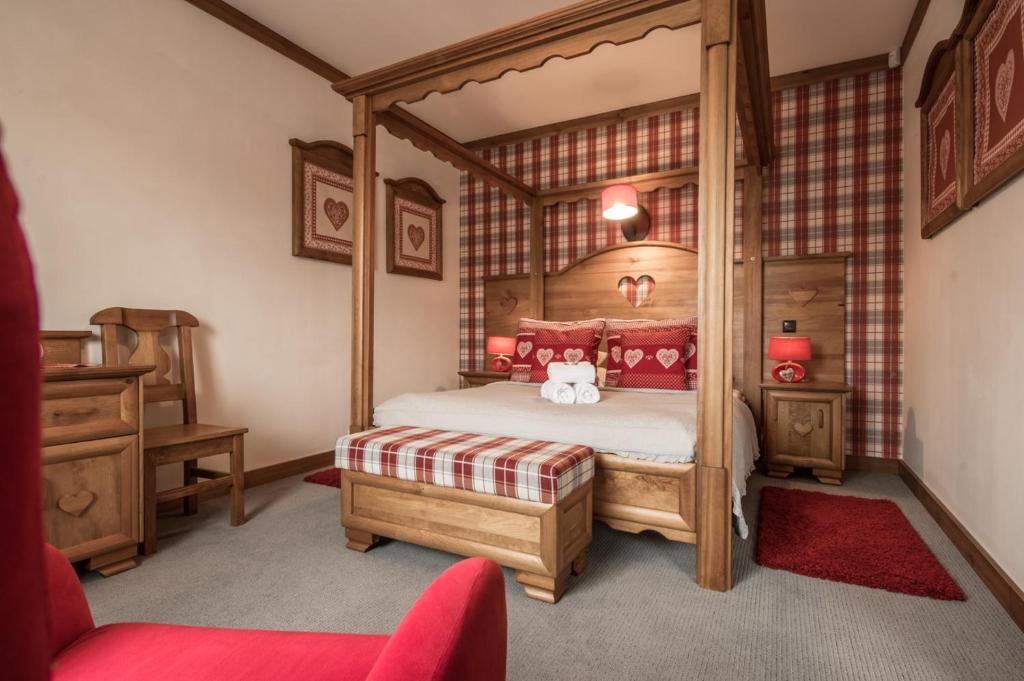 扎科帕内Villa Adamo&SPA的一间卧室配有一张带泰迪熊的天蓬床。