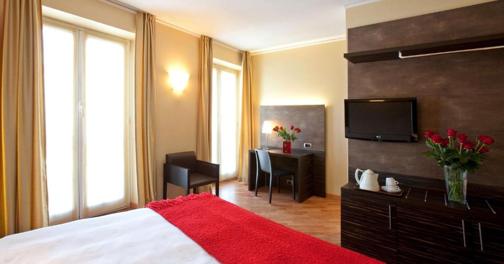 热那亚贝斯特韦斯特大都市酒店的酒店客房,配有床和电视